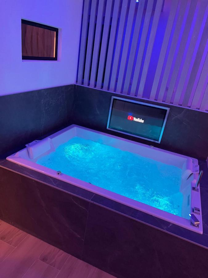 Appartamento Chic & Jacuzzi Givors Esterno foto